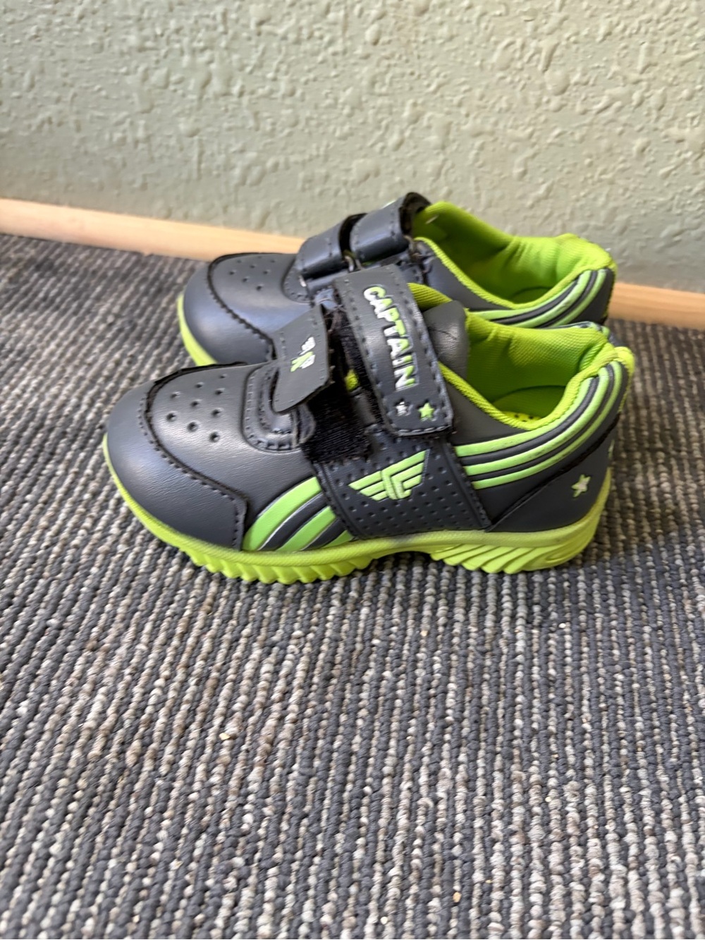 Kids' Athletic Sneakers in Gray and Lime Size 8